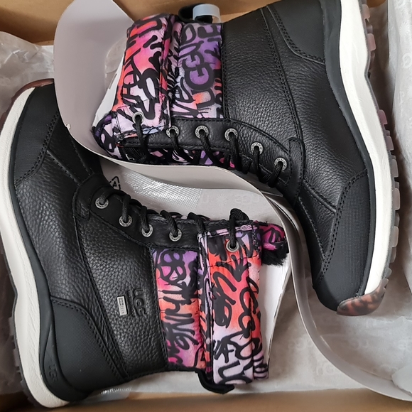 🎁 UGG Women's Adirondack Boot Iii Graffiti Boot - Picture 8 of 8